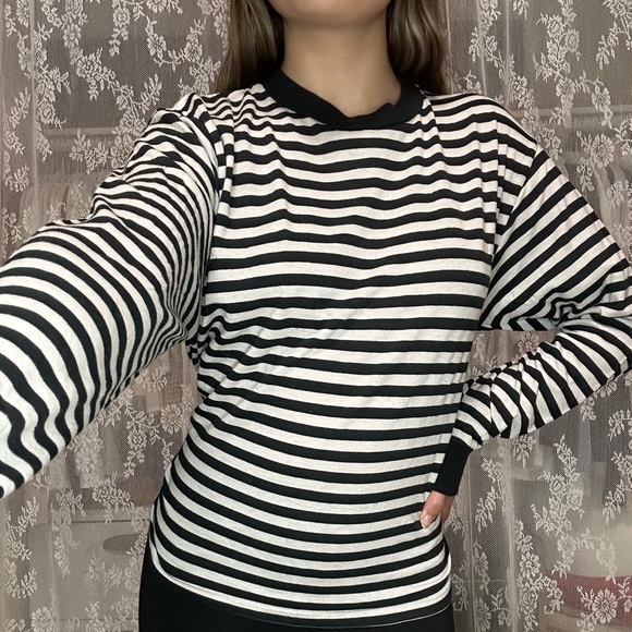 ♡ Brandy Melville Leah Striped Long Sleeve ♡ - Picture 1 of 2